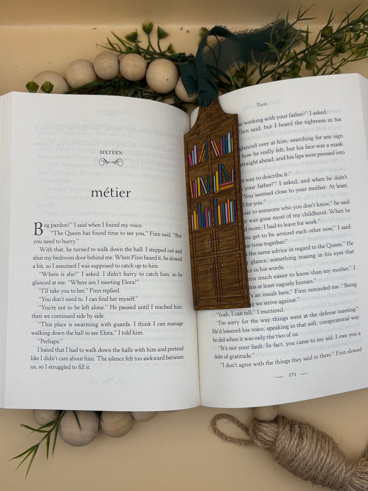 Bookcase Elegant Engraved Bookmark - Walnut